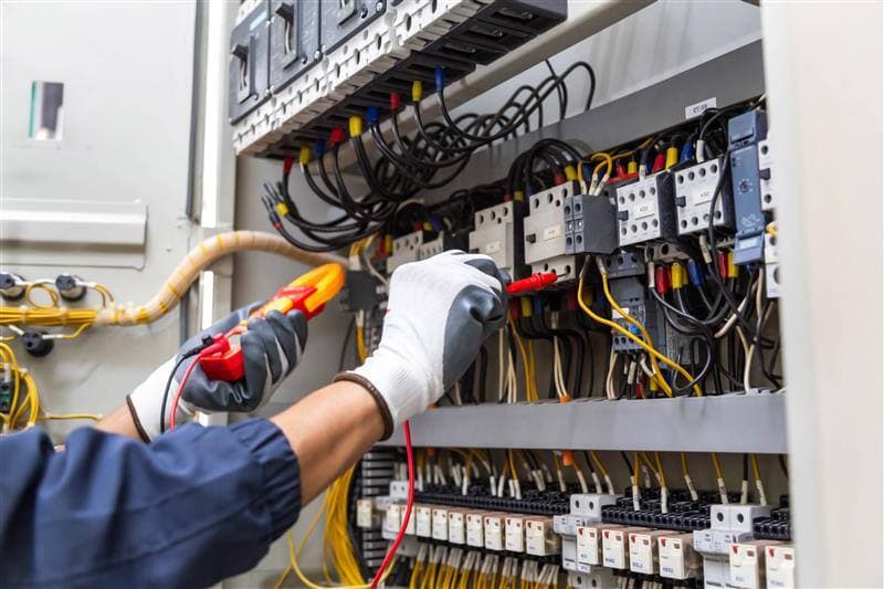 Detail elektrikářské práce, zapojení rozvaděče